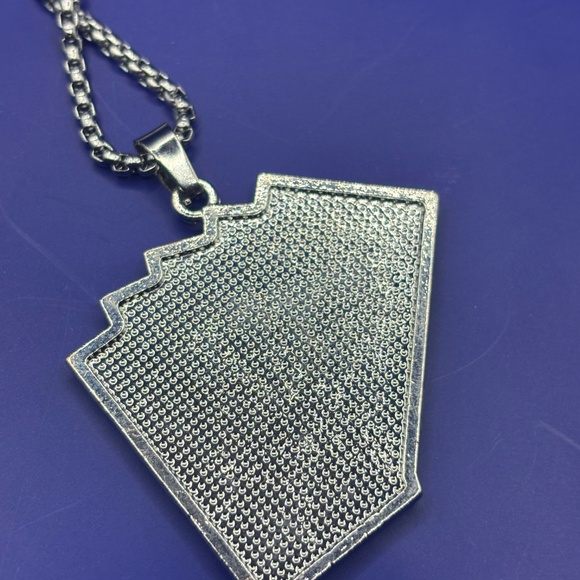 Silver tone iced out 3A CZ big royal flush card pendant chain included - Picture 3 of 4
